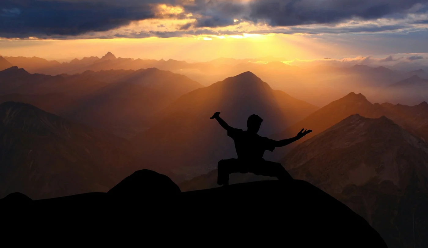 Qi Gong pour comédiens — silhouette en posture d'art martial au coucher du soleil