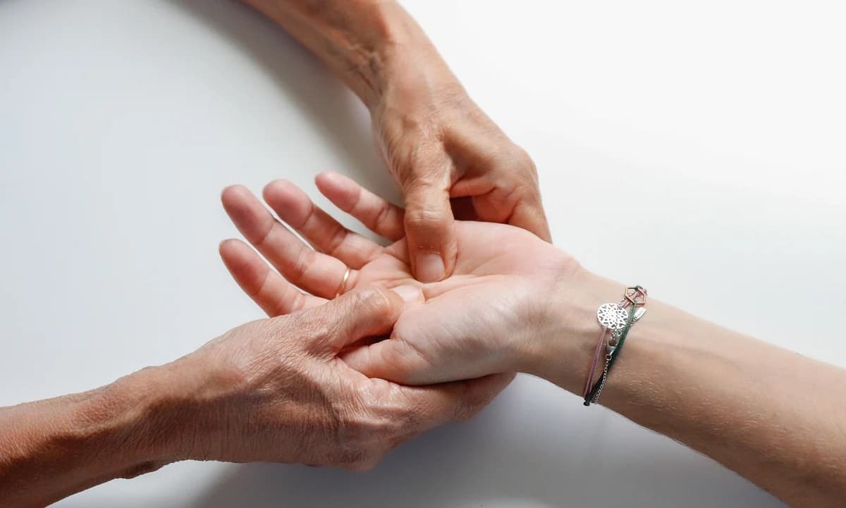 Psy-digitopuncture — stimulation précise des points énergétiques sur la main pour la régulation émotionnelle