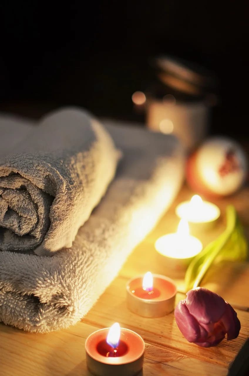 Moxibustion en cabinet — application de chaleur par l'armoise sur les points d'acupuncture