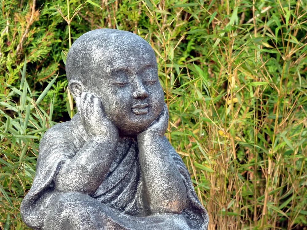 Moine bouddhiste méditant parmi les bambous — recueillement et sagesse de la tradition taoïste
