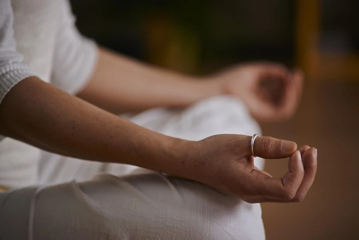 Mains en mudra de méditation — Qi Gong enfants, éveil corporel et respiration consciente